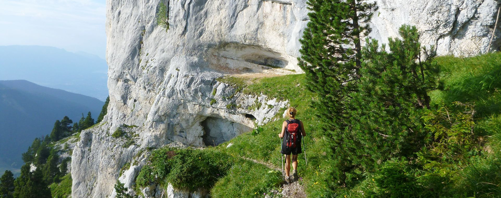 Randonneuse sur un sentier en balcon - Chartreuse - Alpes françaises