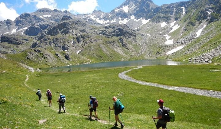 Randonneurs près d'un lac de montagne - Balcons du Queyras - Hautes-Alpes