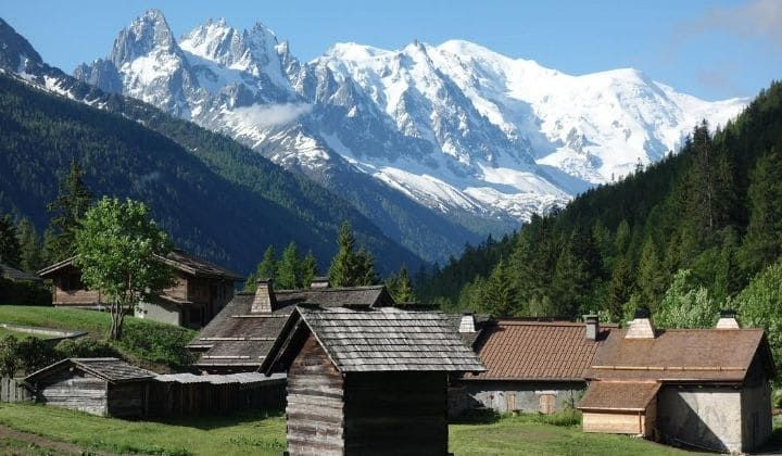 Hameau de montagne face au massif du Mont-Blanc - Alpes - France