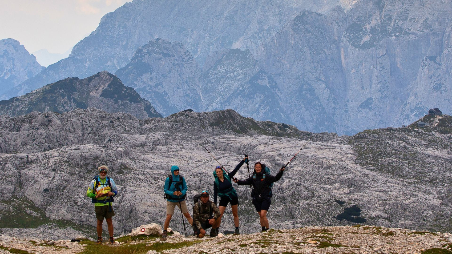 Groupe de randonneurs sur les plateaux des Alpes Juliennes - Slovénie
