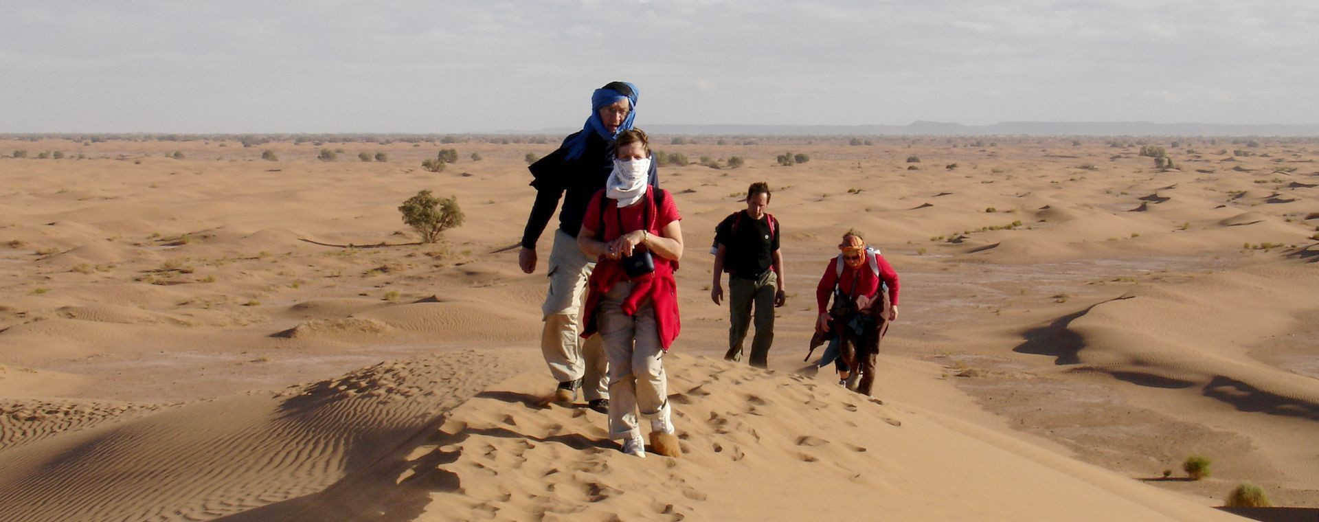 Randonneurs dans les dunes du désert - Haut Atlas - Maroc