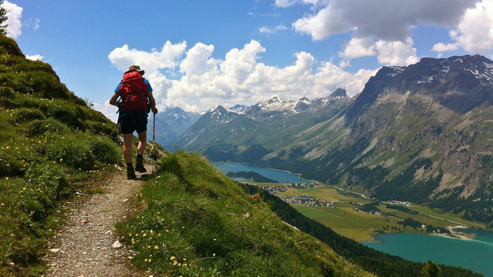 Randonneur sur un sentier au-dessus des lacs de l'Engadine - Suisse