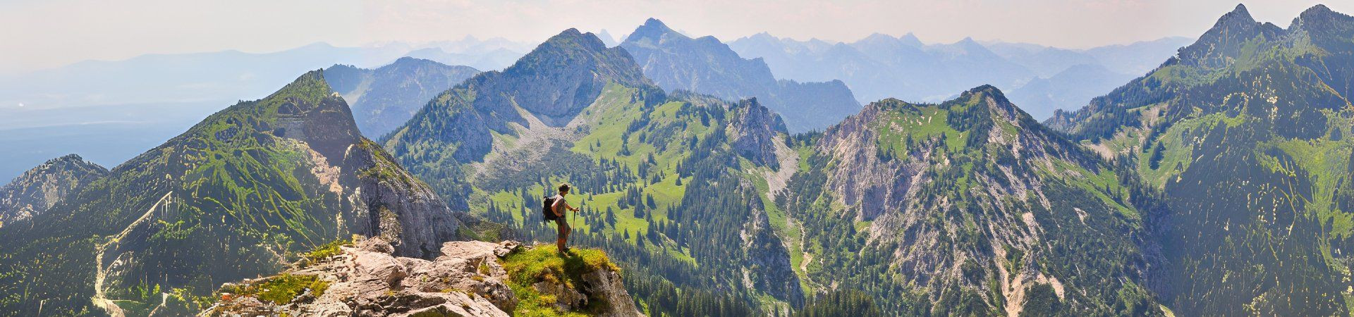 Randonneur contemplant le panorama - Alpes bavaroises - Allemagne