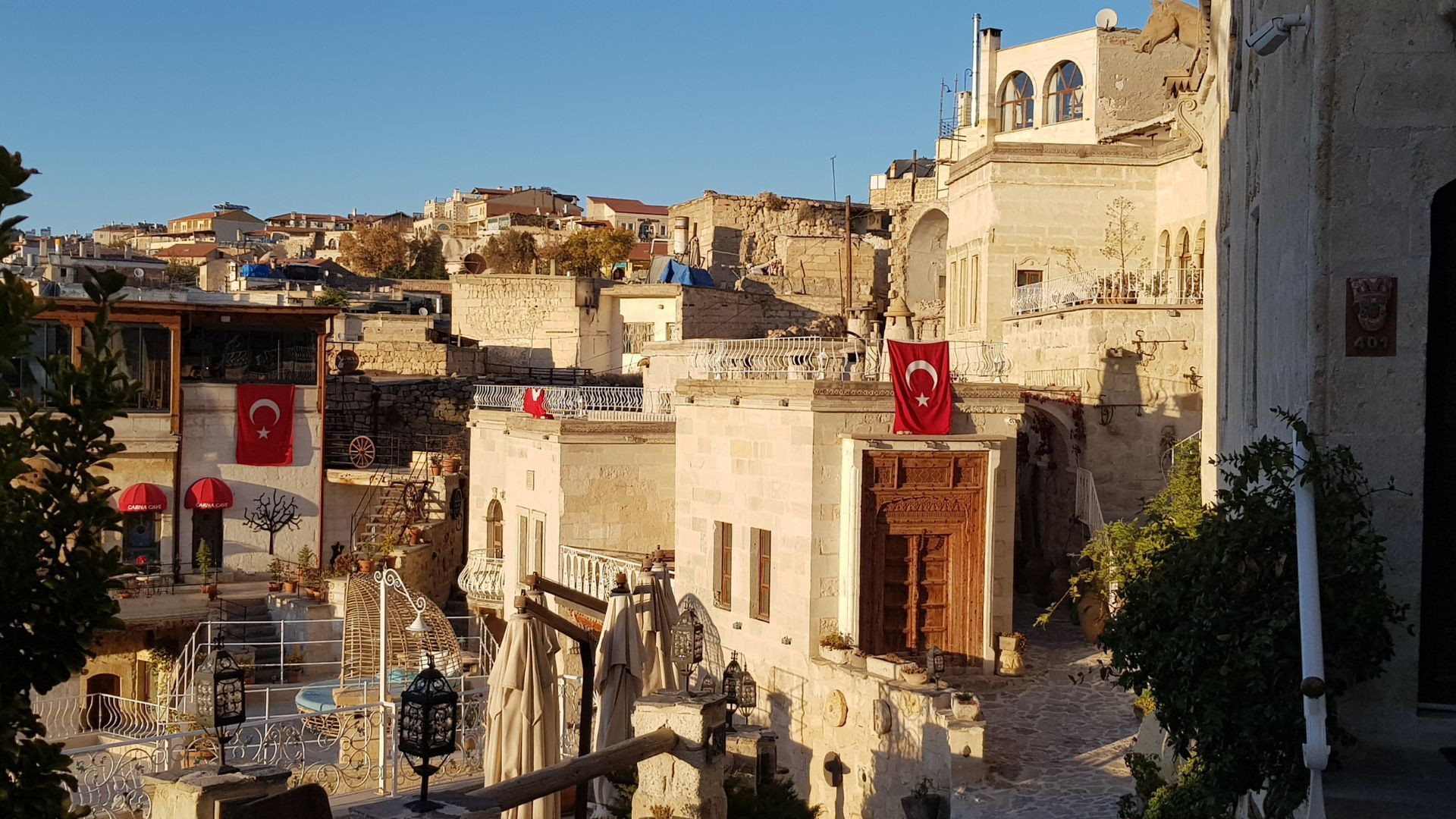Village troglodyte aux drapeaux turcs - Cappadoce - Turquie
