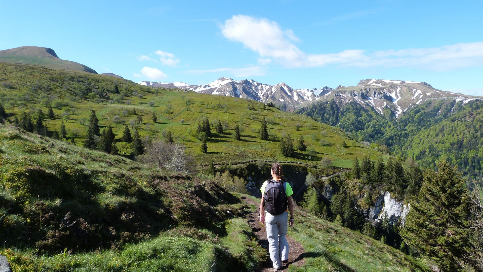 Randonneuse sur un sentier de crête volcanique - Massif du Sancy - Auvergne