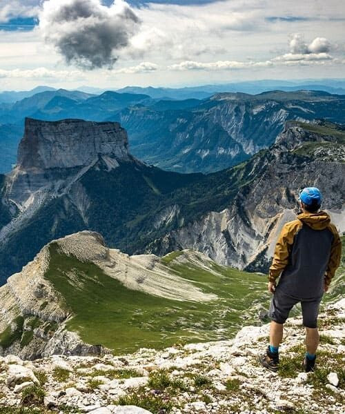 Randonneur au sommet du Grand Veymont avec vue sur le Mont Aiguille - Vercors - France