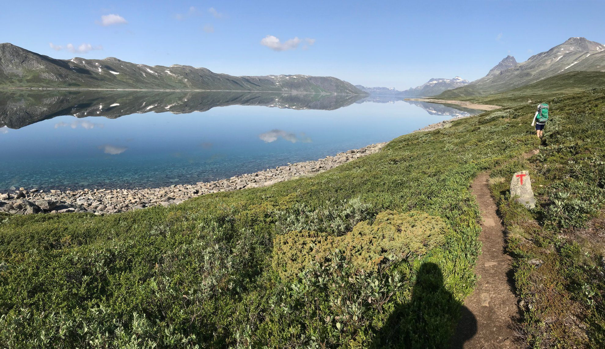 Randonneuse au bord du lac Gjende - Jotunheimen - Norvège