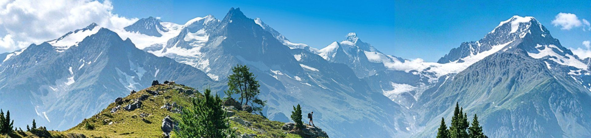 Randonneur face aux sommets enneigés - Alpes - France