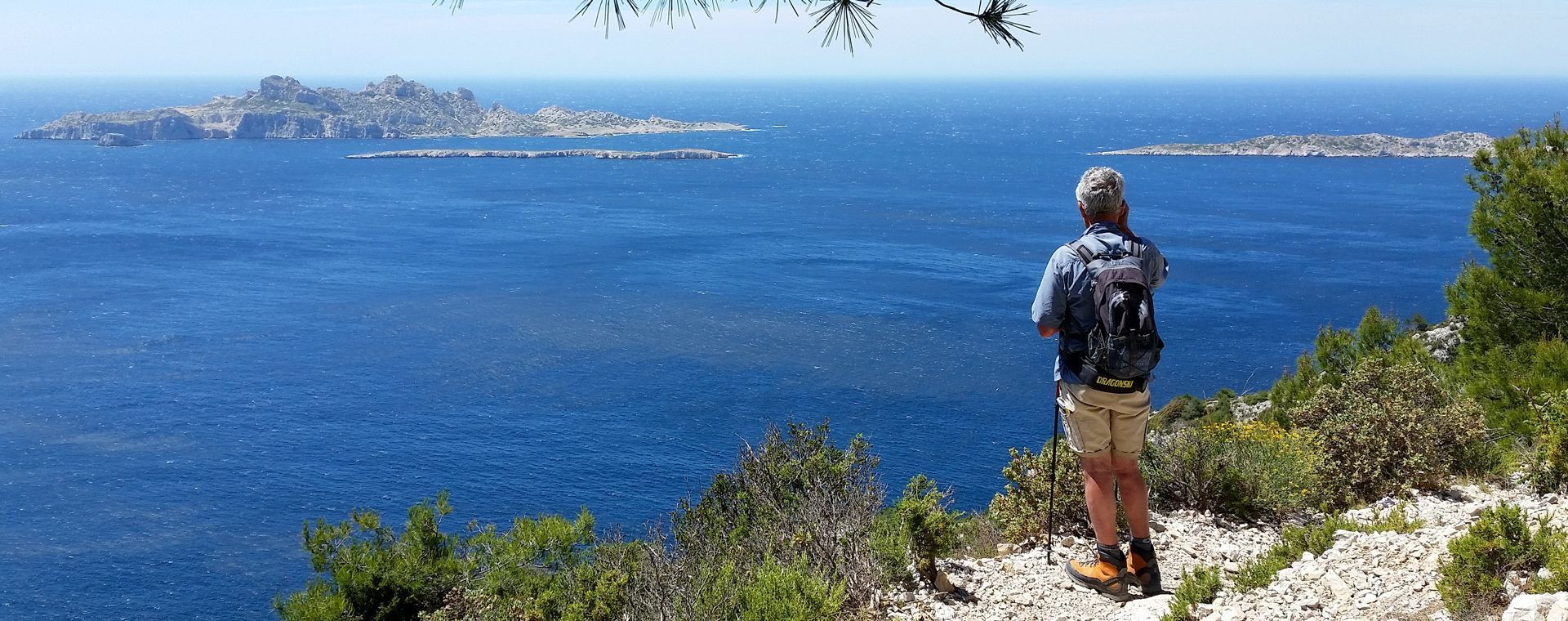Randonneur face à l'archipel de Riou - Calanques de Marseille - Provence, France