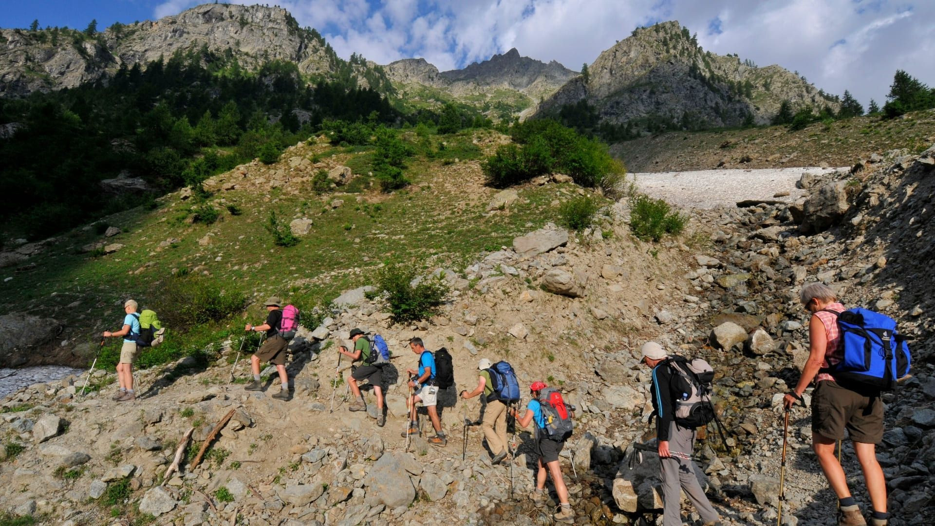 Groupe de randonneurs en montagne - Provence - France