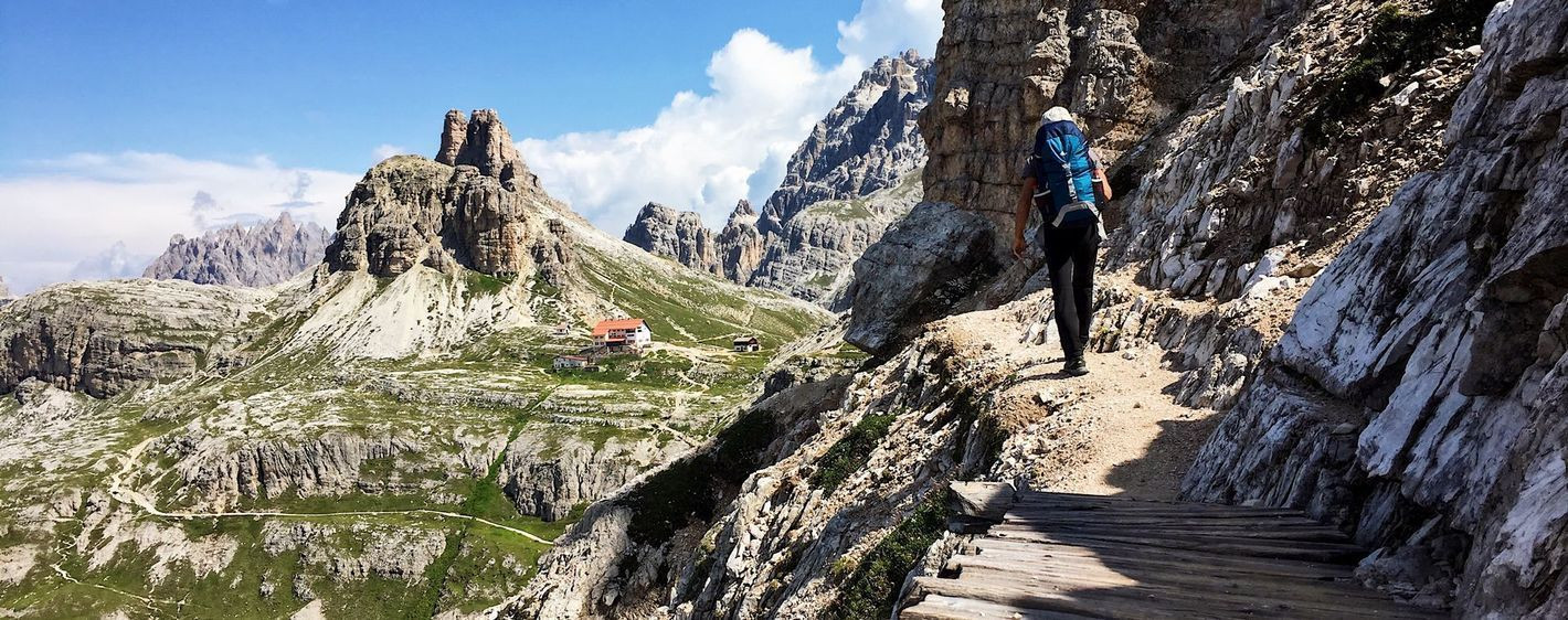 Randonneuse vers le refuge Locatelli - Tre Cime di Lavaredo - Dolomites, Italie