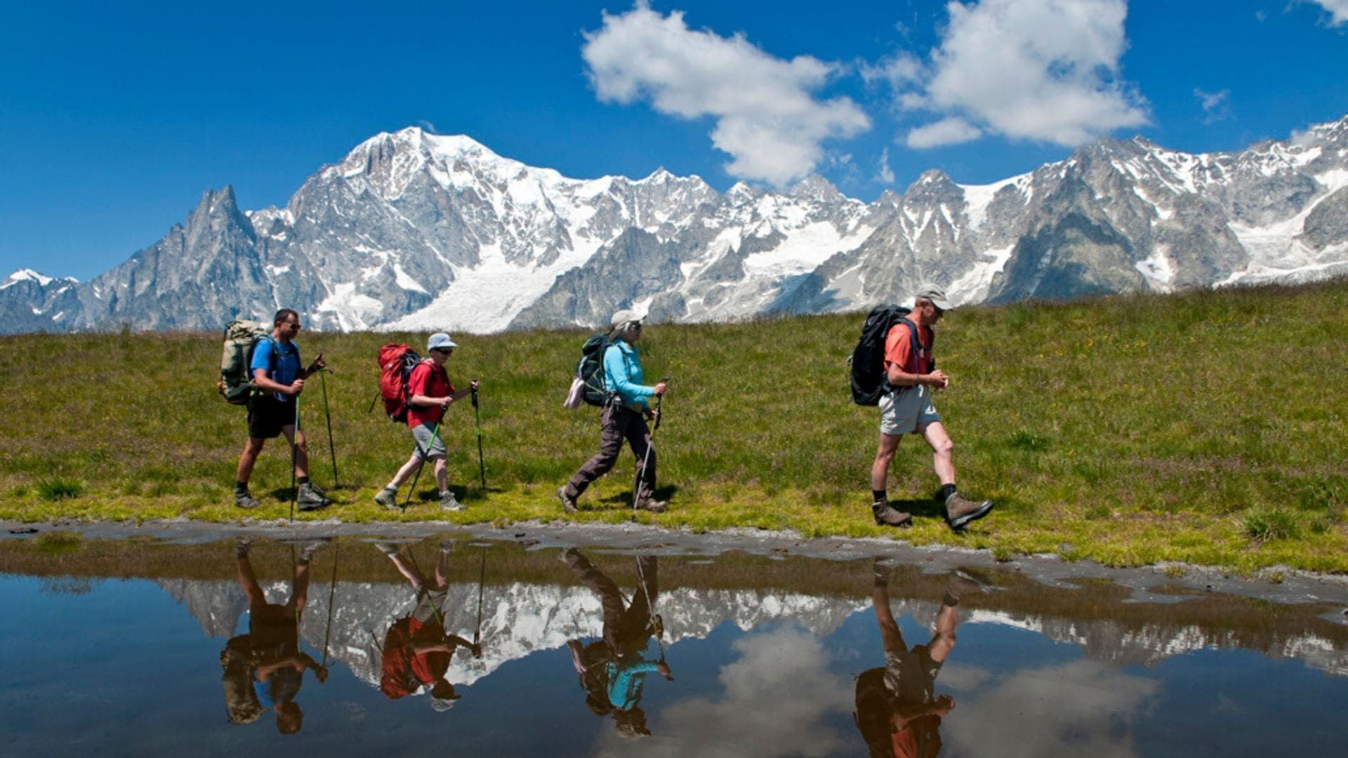 Randonneurs face au Mont-Blanc - Vanoise - Alpes, France