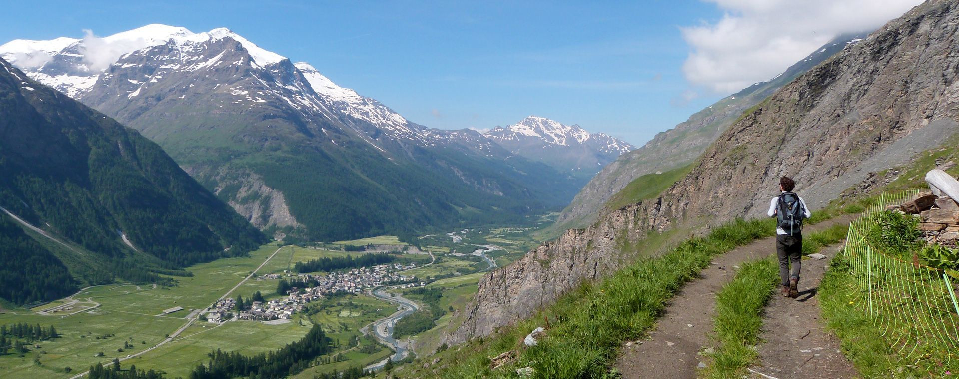 Randonneur sur un sentier balcon au-dessus de la vallée - Vanoise - Alpes, France