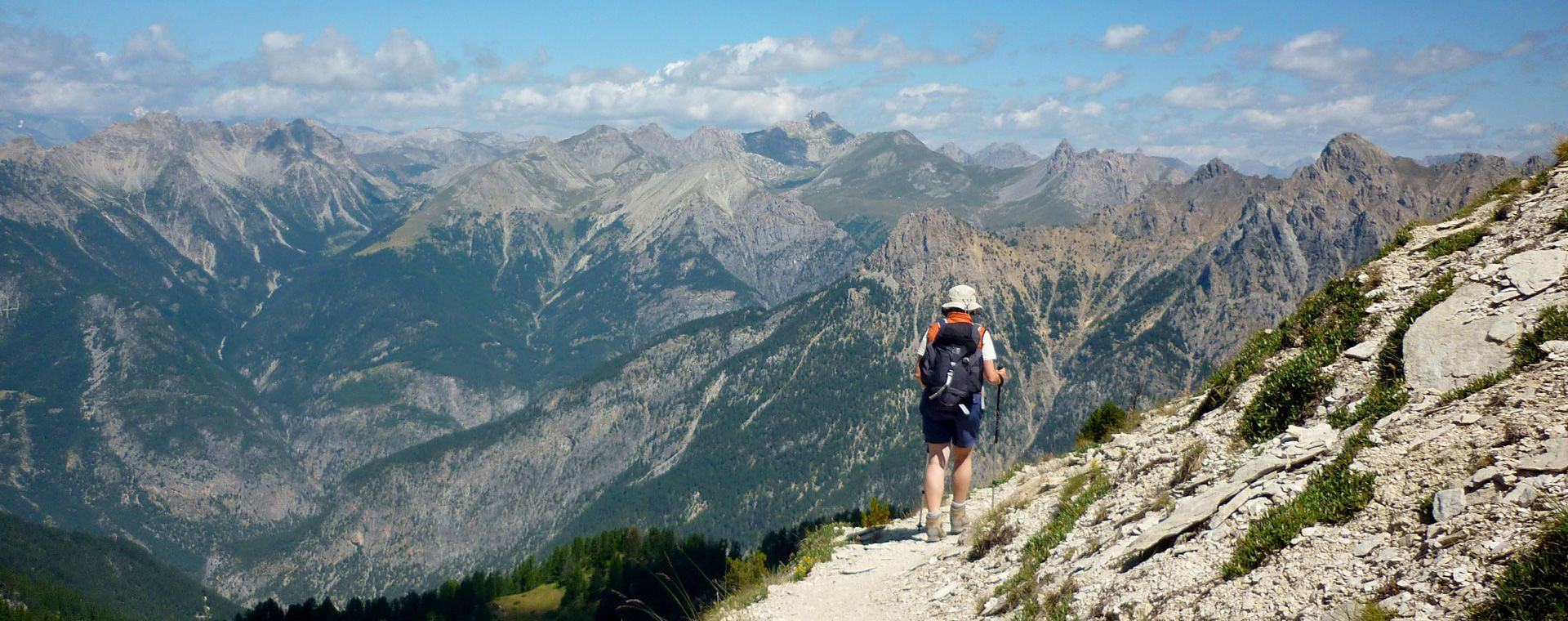 Randonneur sur un sentier de crête - Vallée de l'Ubaye - Alpes du Sud, France