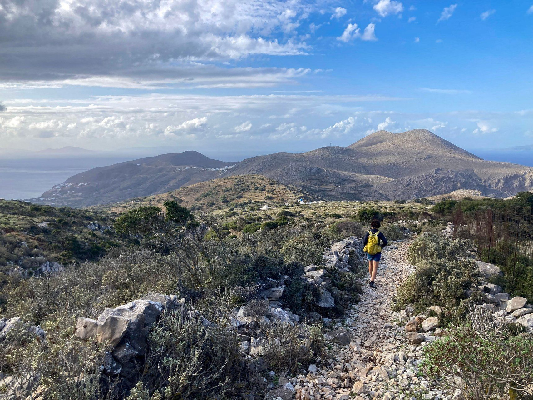 Randonneur sur un sentier face à la mer - Amorgos - Cyclades