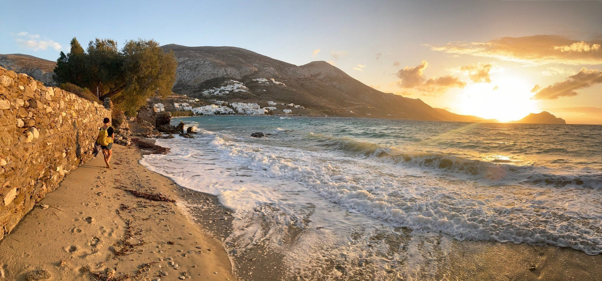 Randonneur sur la plage au coucher du soleil - Amorgos - Cyclades, Grèce