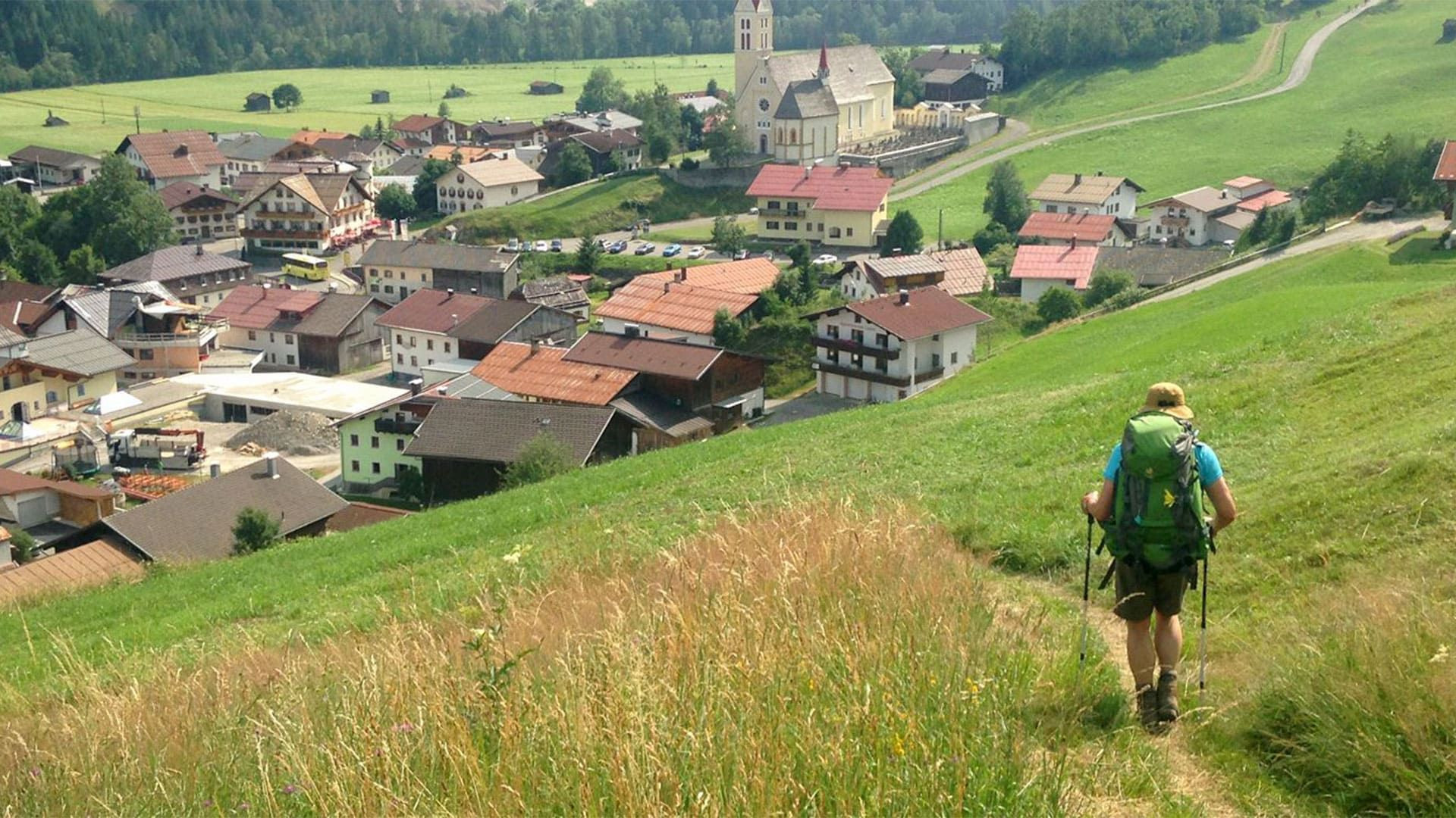 Randonneur sur le versant herbeux au-dessus de Holzgau - Tyrol - Autriche