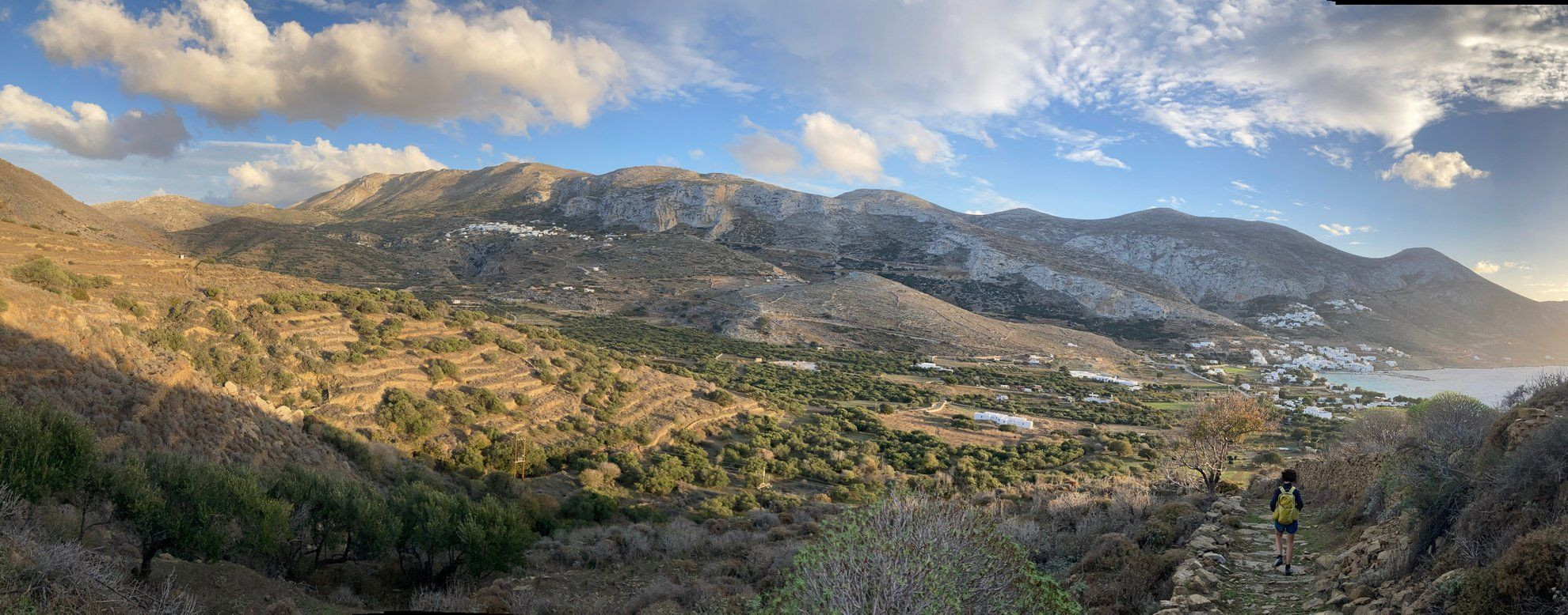 Randonneur sur le sentier en terrasses - Amorgos - Cyclades, Grèce
