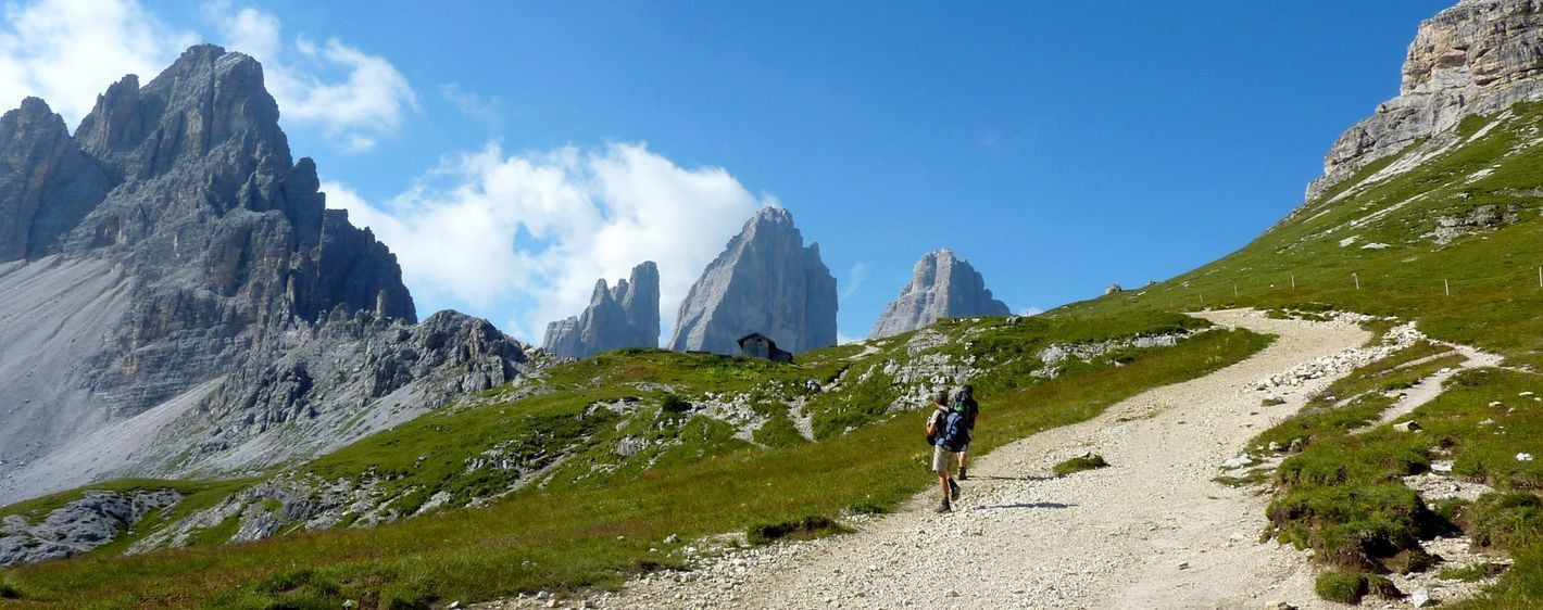 Randonneur en route vers les Tre Cime di Lavaredo - Dolomites - Italie