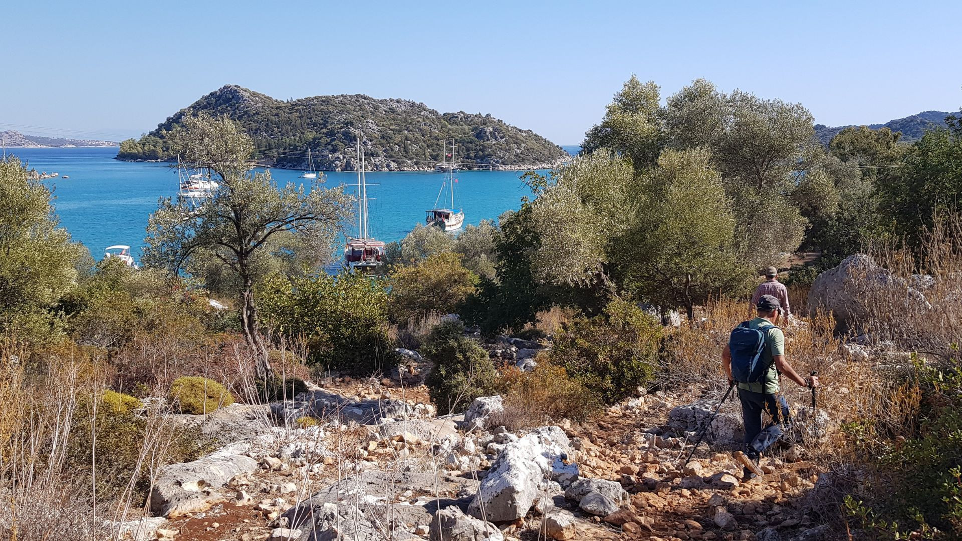 Randonneur sur le sentier au-dessus de la baie de Kekova - Côte lycienne - Turquie
