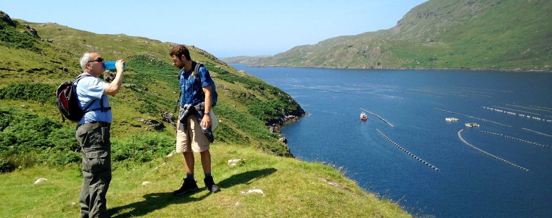 Randonneurs au-dessus du fjord de Killary - Connemara - Irlande