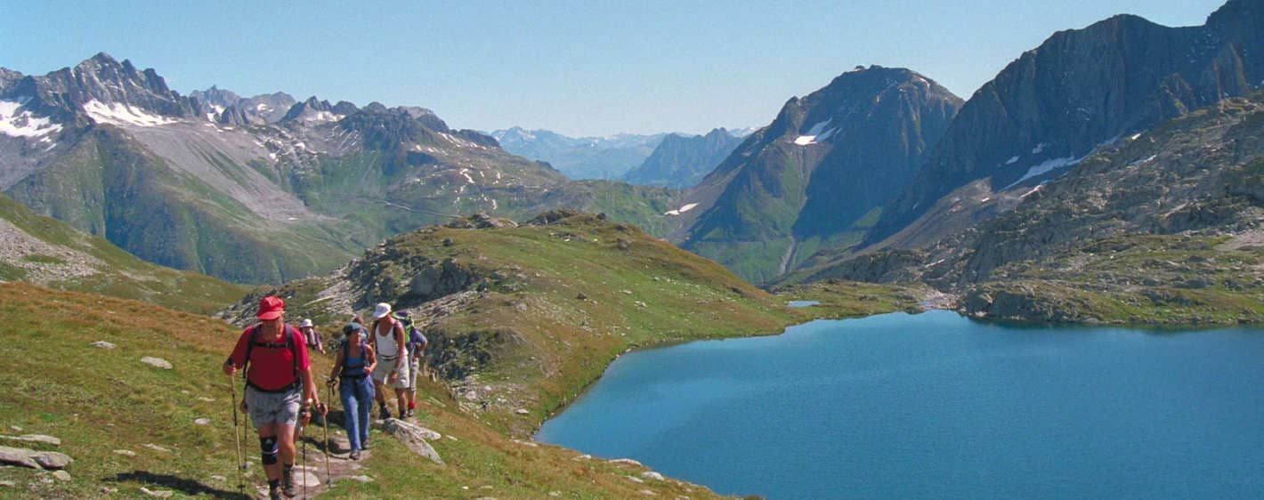 Randonneurs au-dessus du Lac Long Superieur - Mercantour - France