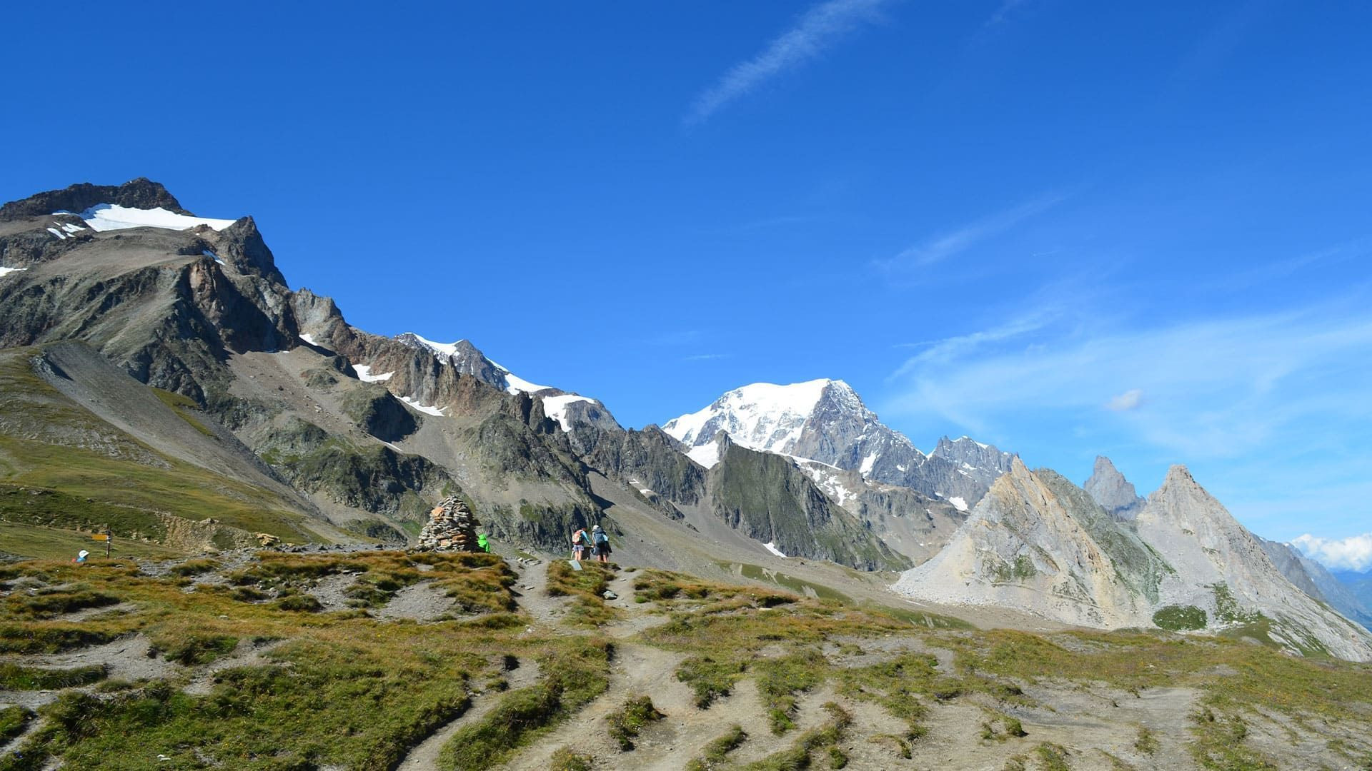 Randonneurs et cairn face au Mont-Blanc - massif du Mont-Blanc - Alpes, France