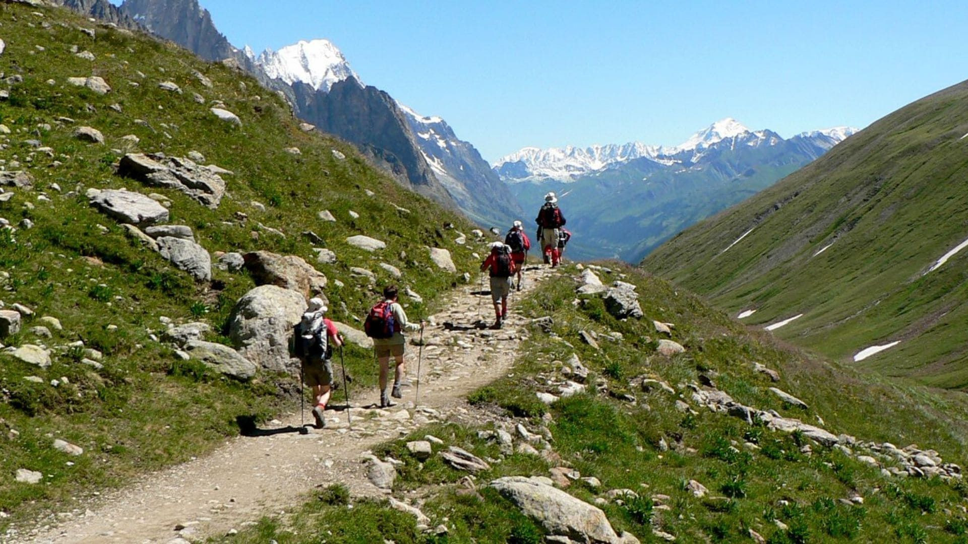 Randonneurs sur le sentier face aux sommets - Tour du Mont-Blanc - France