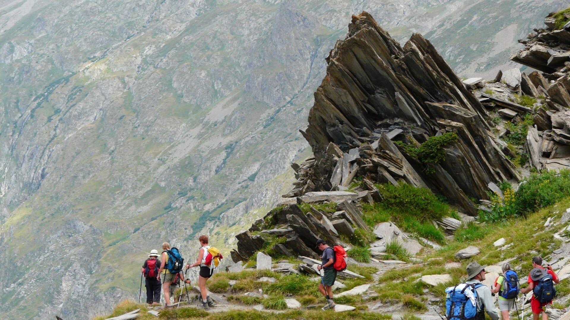 Randonneurs sous des dalles rocheuses - Tour de l'Oisans - Écrins, Alpes