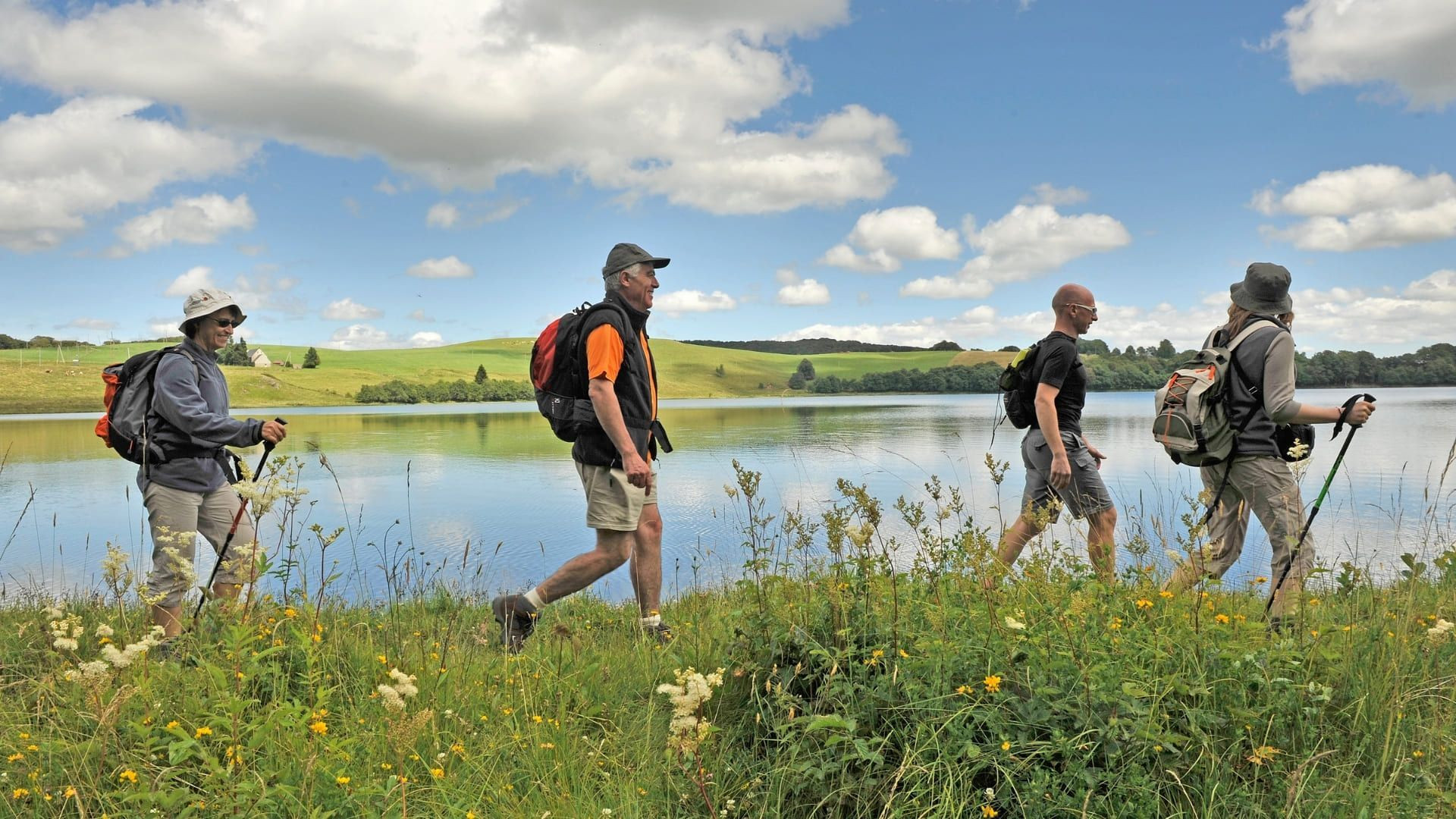 Randonneurs au bord d'un lac - Cézallier - Auvergne, France