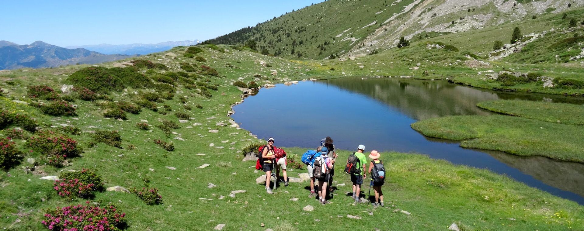 Randonneurs au bord d'un lac d'altitude - Tour du Canigou - Pyrénées-Orientales