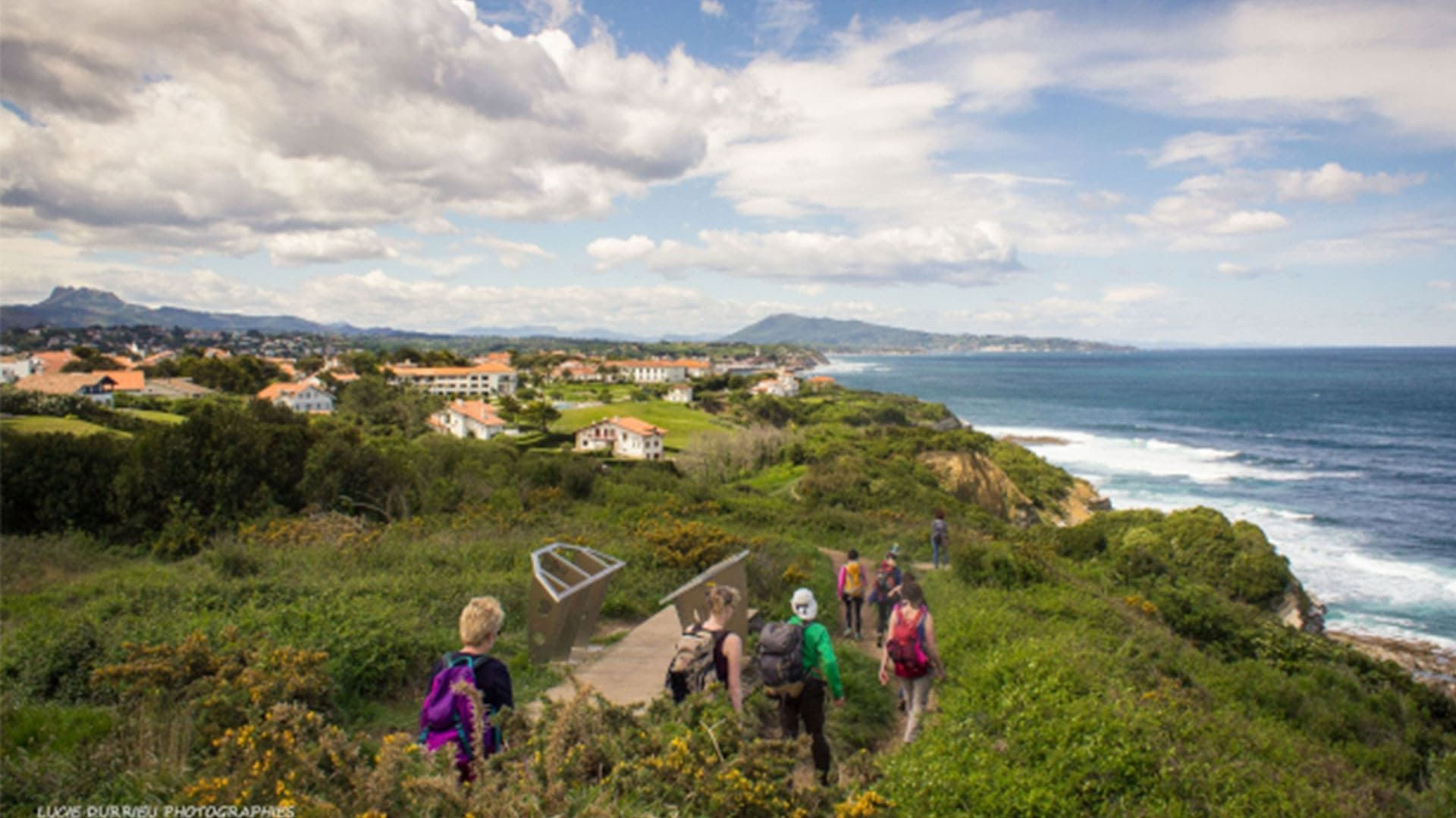 Randonneurs sur le sentier littoral basque face à l'océan - Pays basque - France