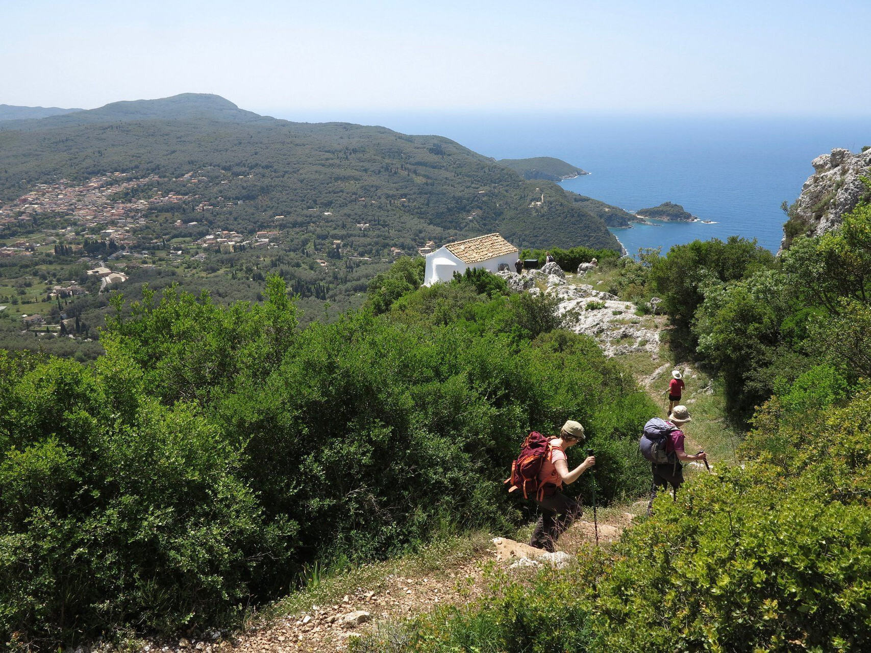 © François Ribard Randonneurs descendant vers la chapelle d'Agios Simeon - Corfou - Grèce