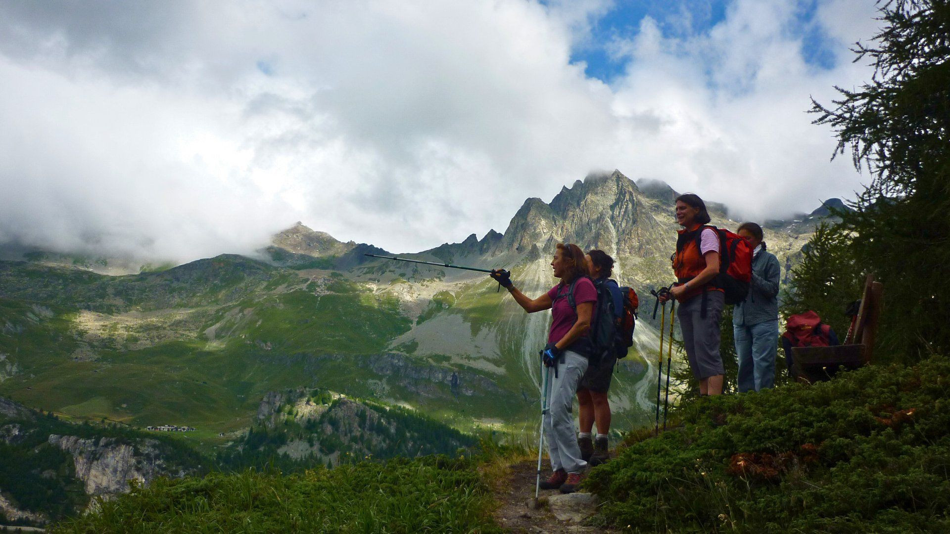 Randonneurs face aux aiguilles granitiques - massif du Mont-Blanc - Alpes - France