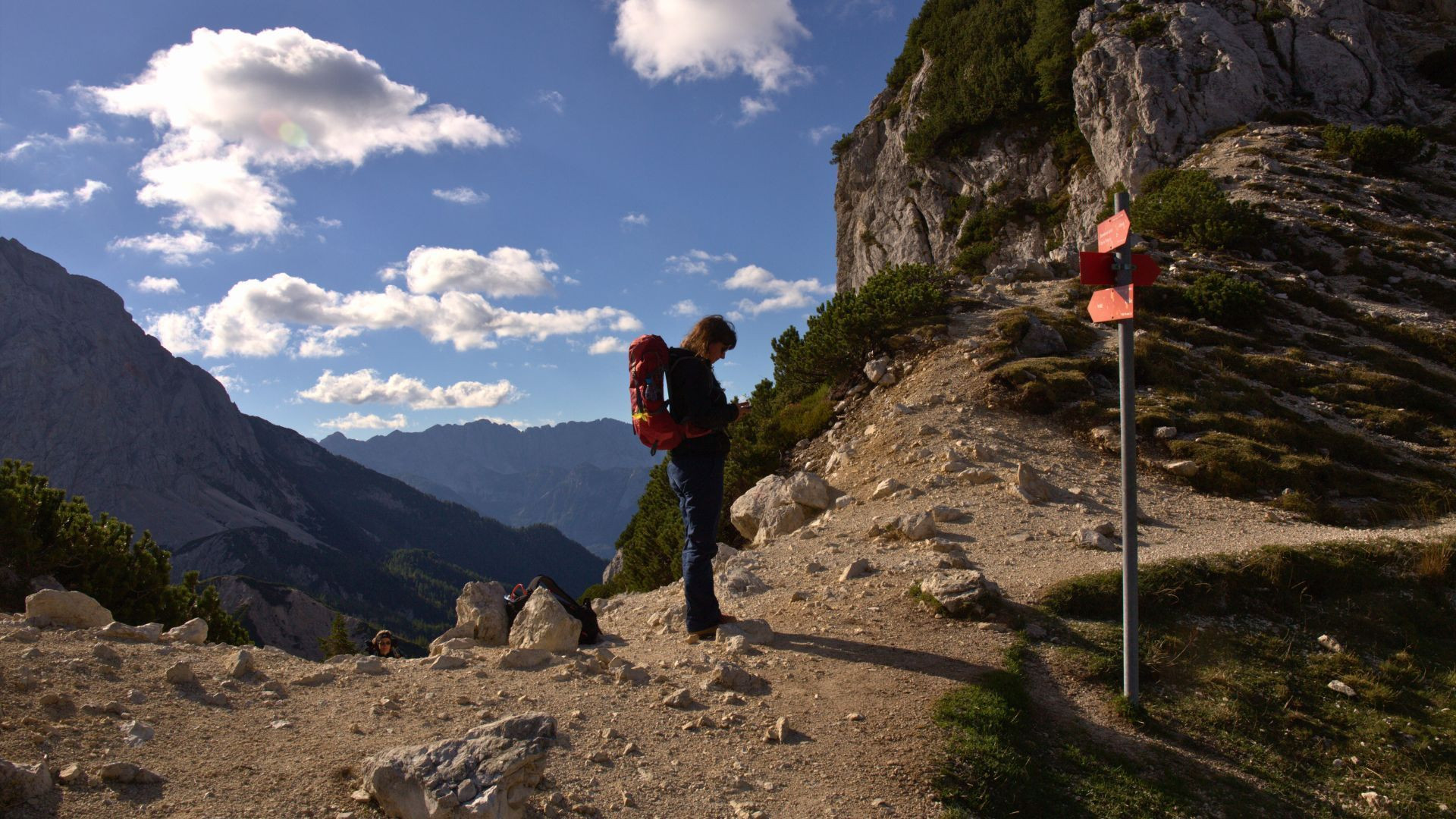 Randonneur à un balisage face aux Alpes Juliennes - Slovénie