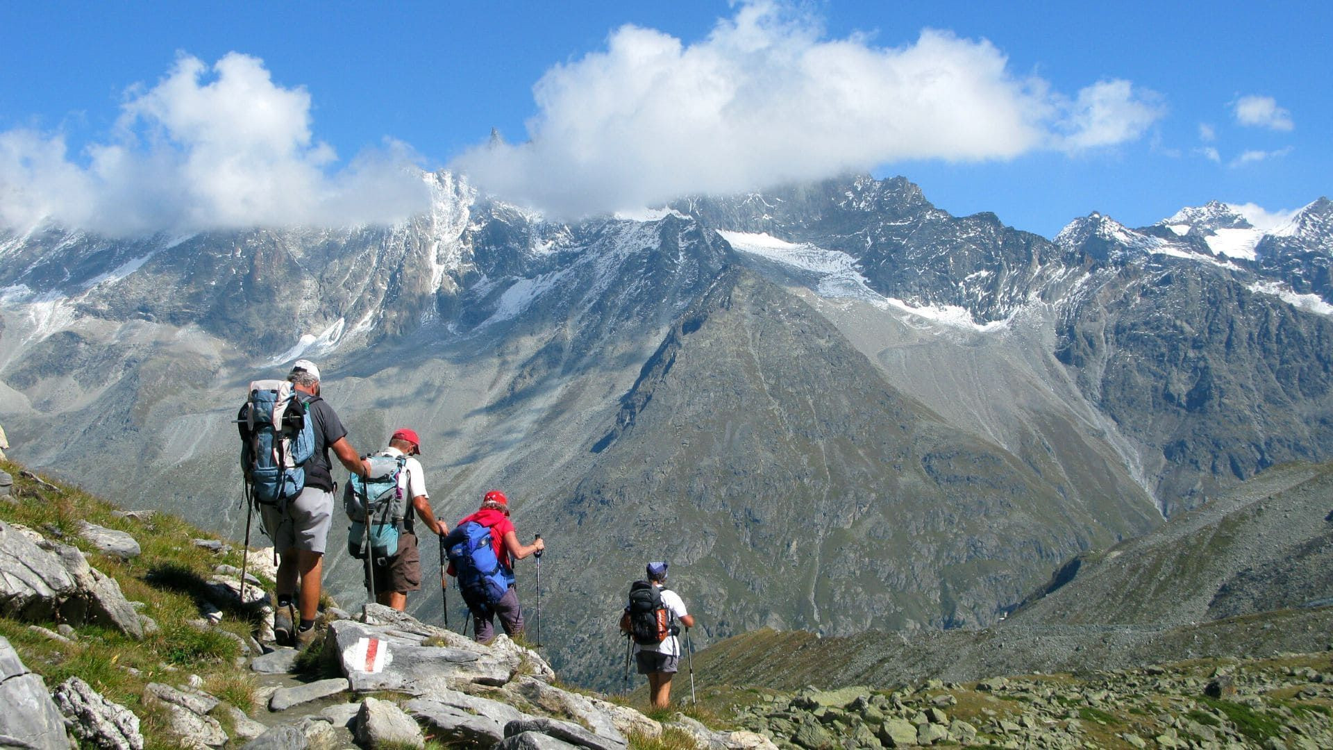 Randonneurs face aux glaciers - Haute Route Chamonix-Zermatt - Valais - Suisse