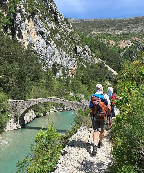 Randonneurs vers le pont du Tusset enjambant le Jabron - Gorges du Verdon - Provence