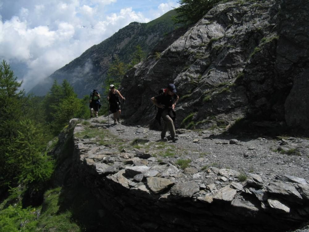 Randonneurs sur un sentier de montagne escarpé - Alpes - France