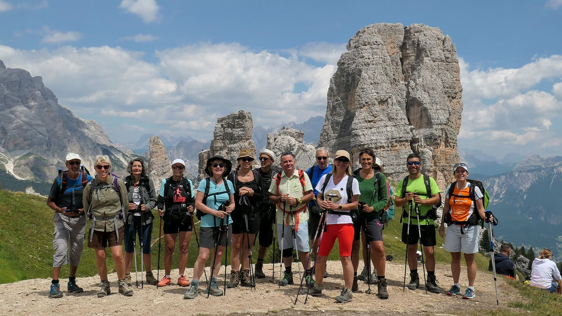 © Beatrix Voigt Groupe de randonneurs devant les Cinque Torri - Dolomites - Italie