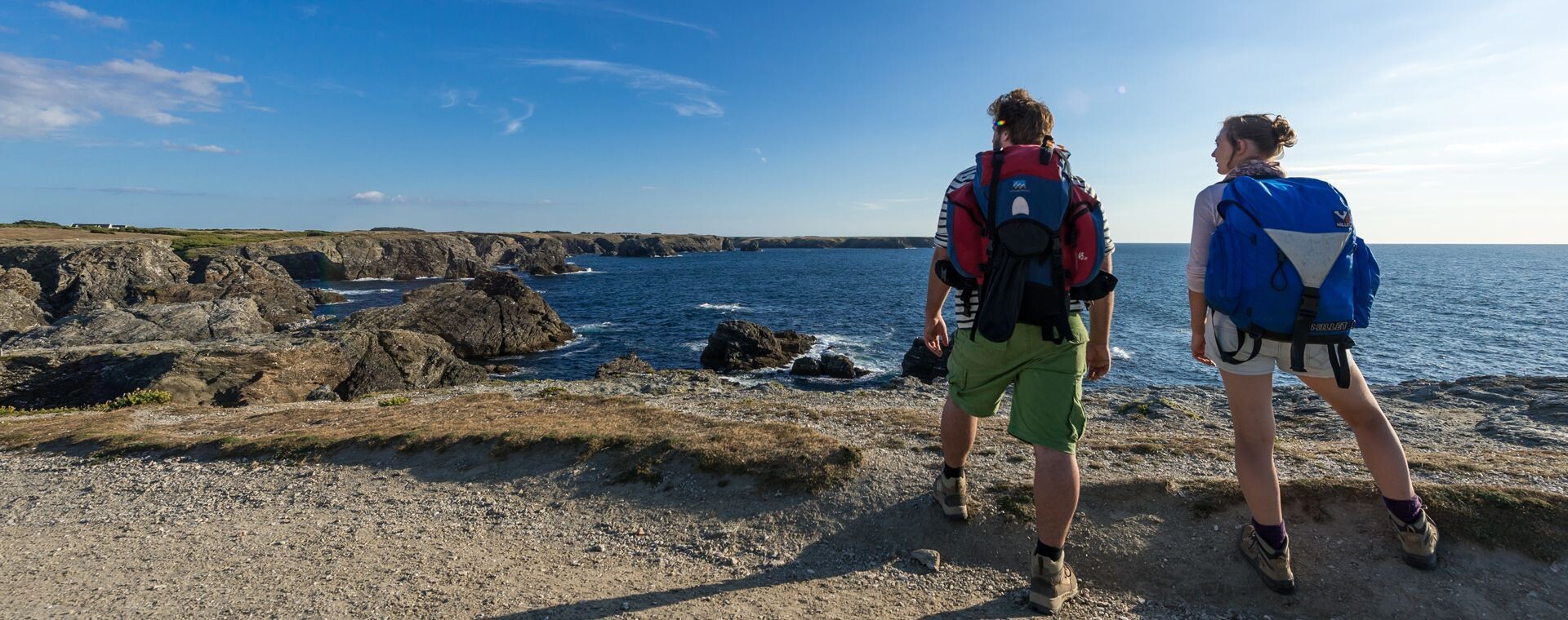Randonneurs sur la côte sauvage - Belle-Île-en-Mer - Bretagne - France