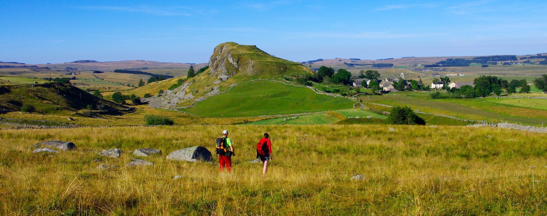 Randonneurs dans les prairies de l'Aubrac - France
