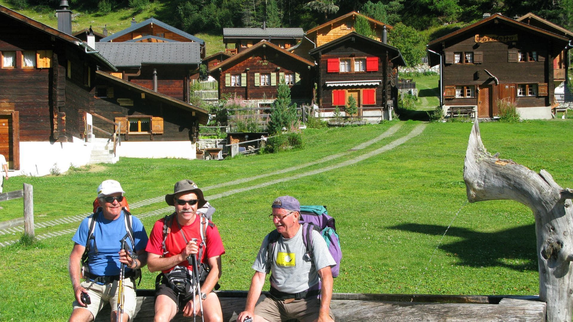 Randonneurs devant un hameau de chalets - Arolla-Zinal - Alpes suisses - Suisse