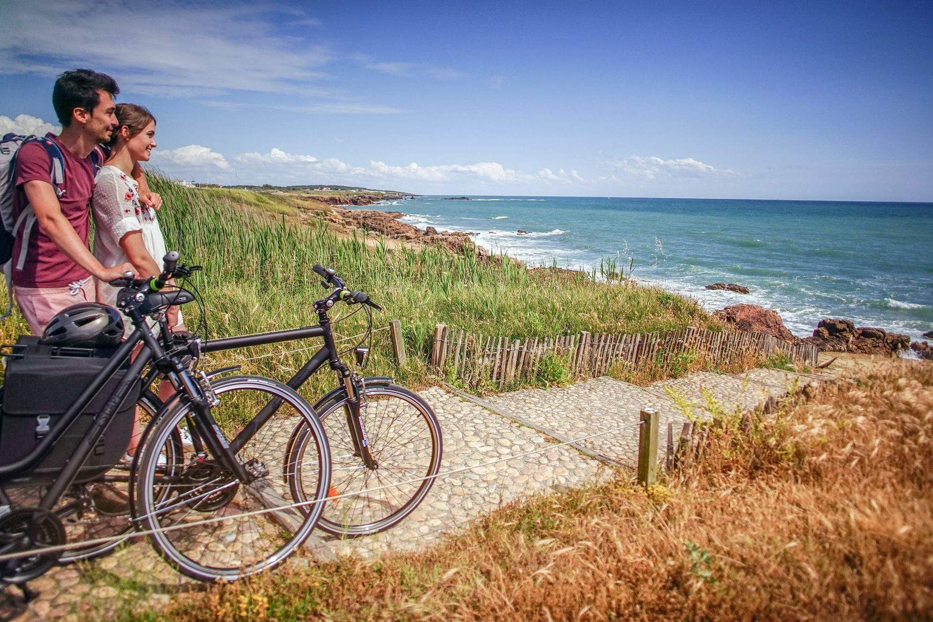 Cyclistes face à l'océan sur la côte vendéenne - Vendée - France
