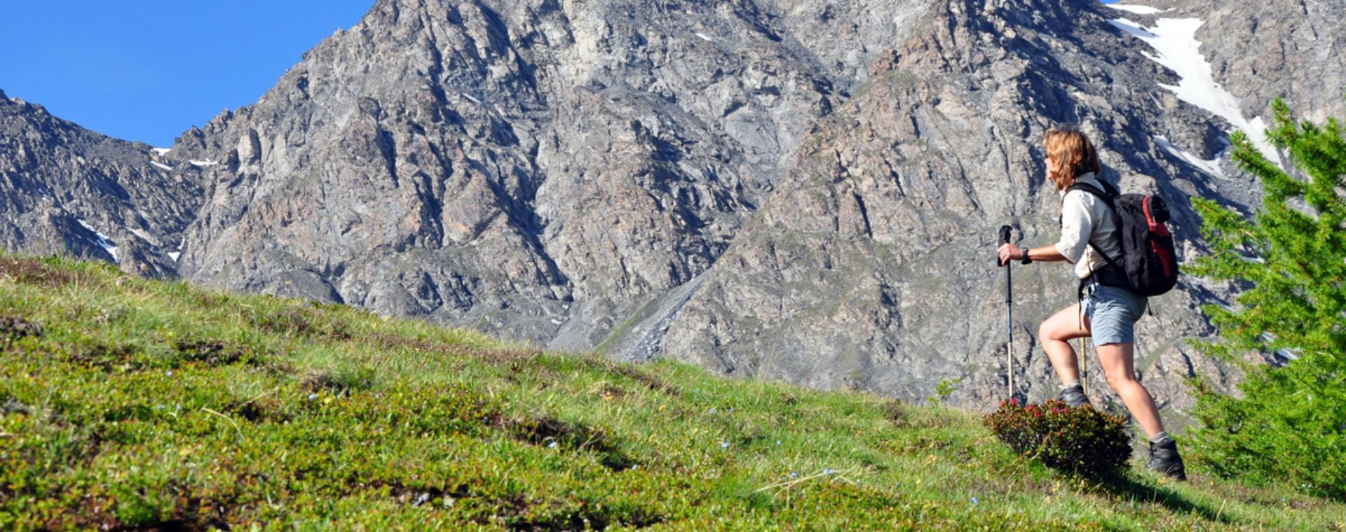 Randonneuse en montagne - Vallée du Vicdessos, Auzat - Pyrénées - France