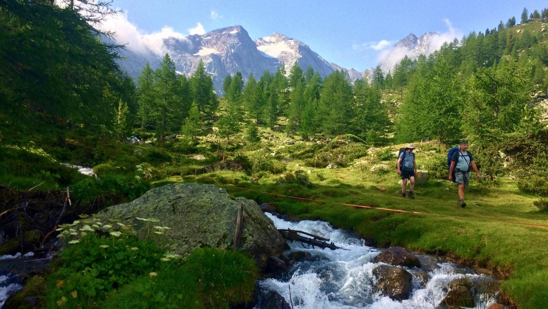 Randonneurs près d'un torrent et des forêts - Tour des Géants - Vallée d'Aoste
