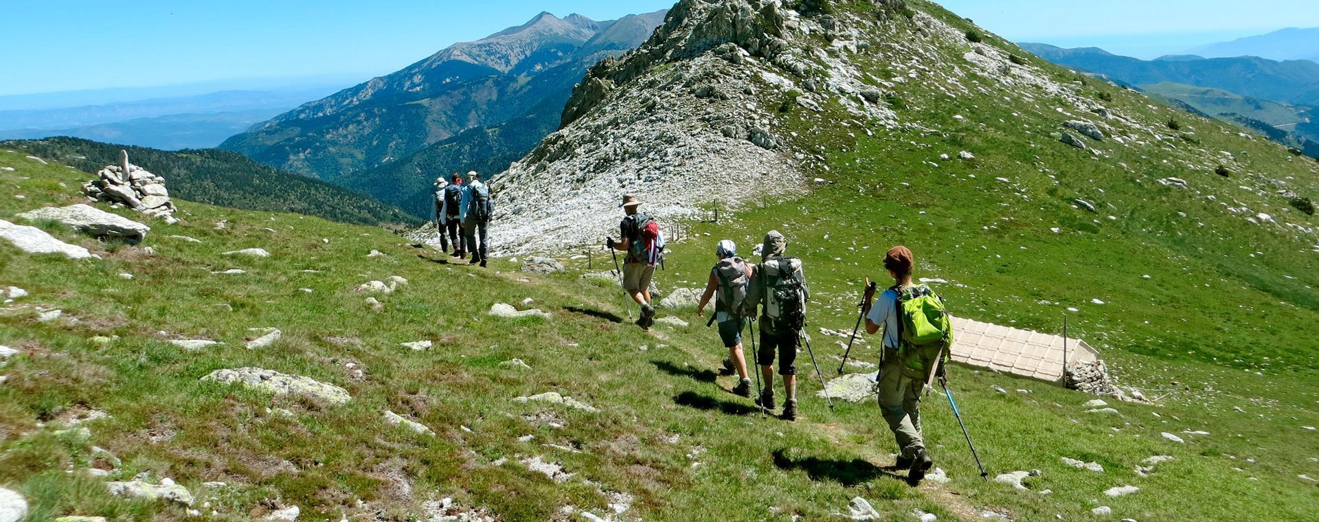 © Laurent Comte Randonneurs pres d un torrent - Val d Aoste - Italie