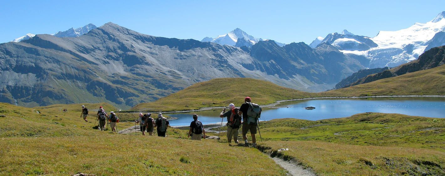 Randonneurs près d'un lac de montagne - Bachalpsee - Oberland bernois - Suisse