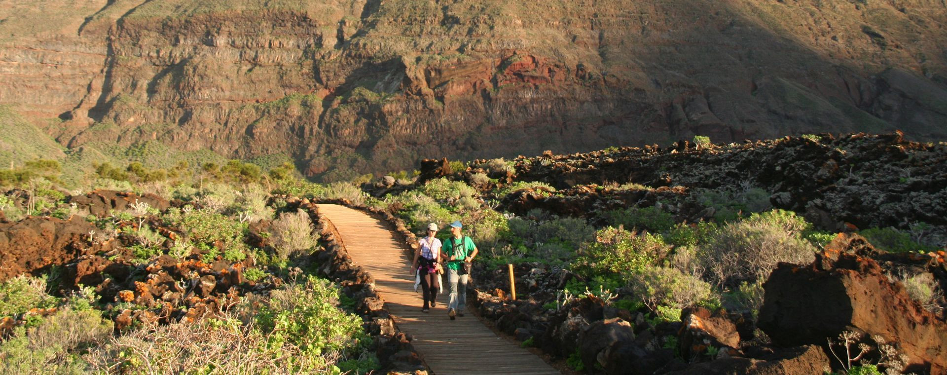 Randonneurs sur un sentier de bois dans la vallée d'El Golfo - El Hierro - Îles Canaries