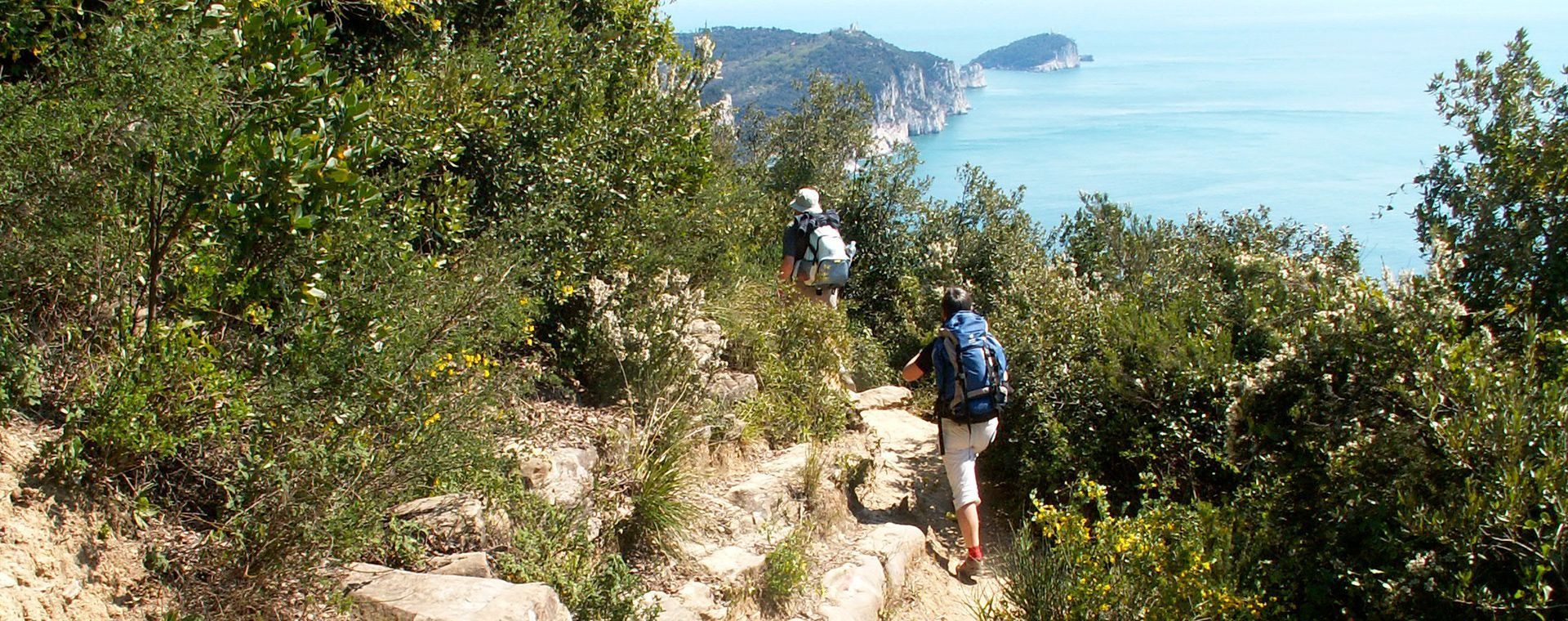 Randonneurs sur un sentier côtier rocheux - Cinque Terre - Ligurie, Italie