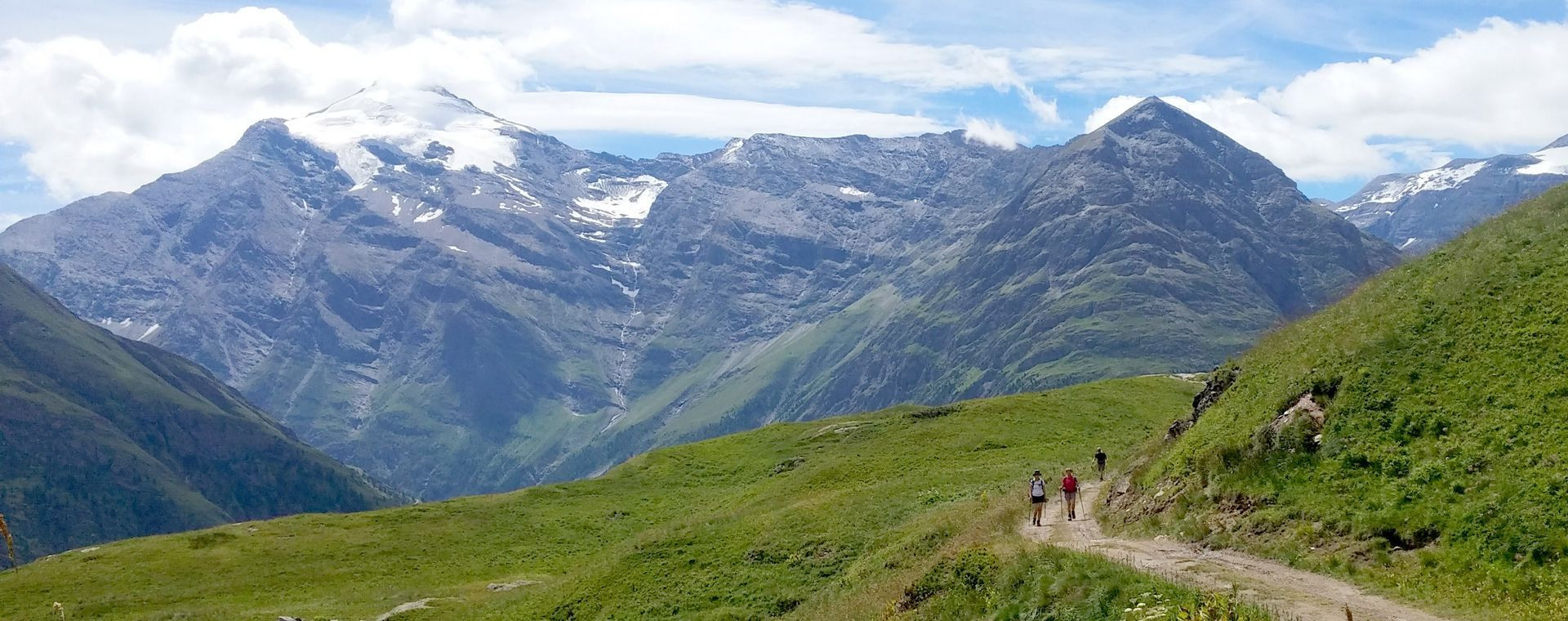 Randonneurs sur un alpage face aux sommets glaciaires - Vanoise - Alpes - France